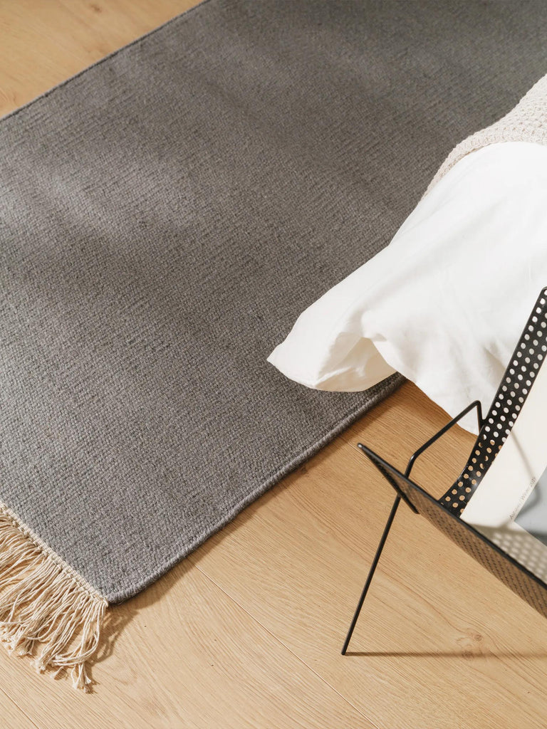 Tapis scandinave uni à franges descente de lit gris en laine 70x200 cm