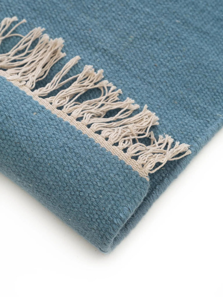Tapis scandinave uni à franges descente de lit bleu pétrole en laine 80x250 cm