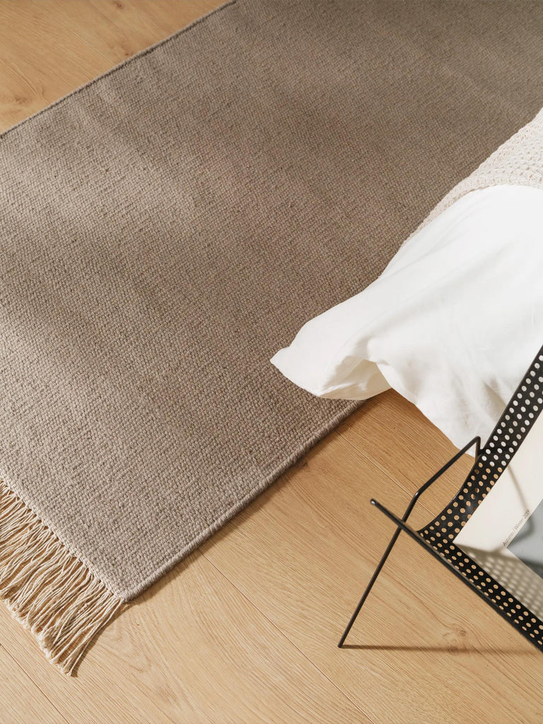 Tapis scandinave uni à franges descente de lit gris clair en laine 80x250 cm