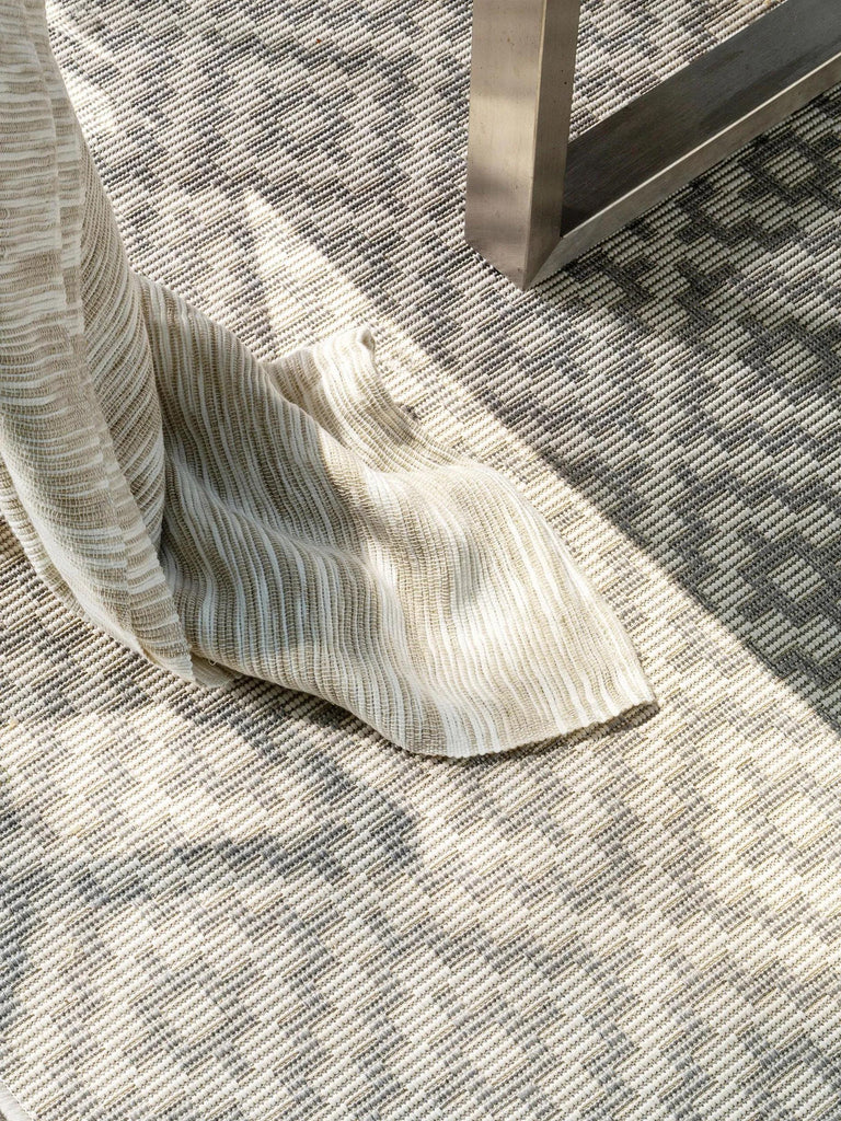 Tapis géométrique motif ethnique beige et gris d'intérieur et d'extérieur 80x150 cm