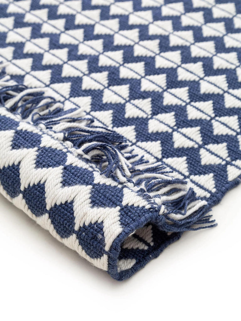 Tapis géométrique à franges bleu marine et blanc 80x150 cm
