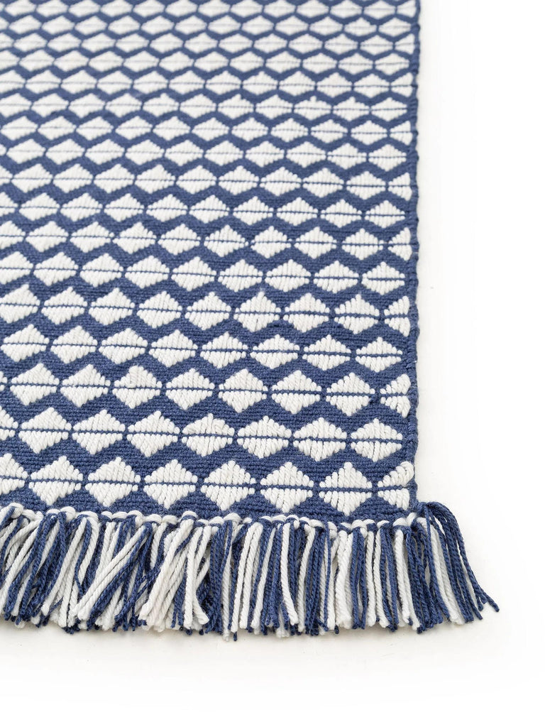 Tapis géométrique à franges bleu marine et blanc 120x170 cm