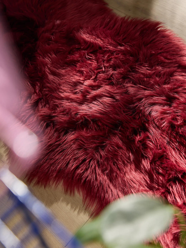 Tapis shaggy forme fausse fourrure descente de lit bordeaux 60x180 cm