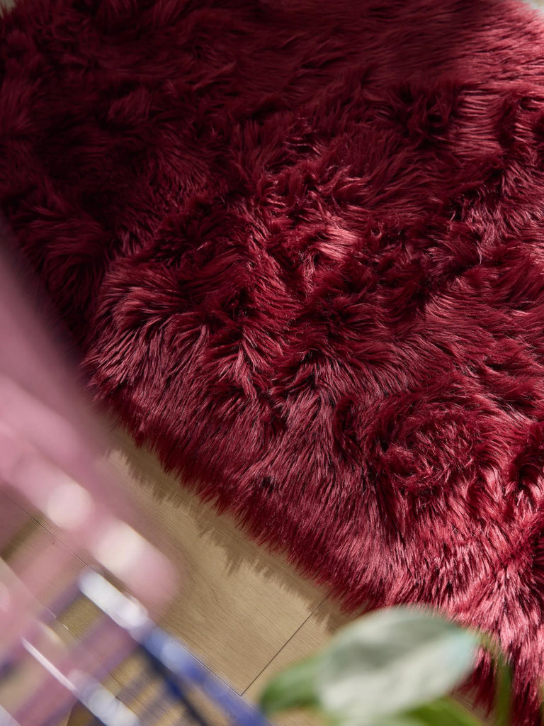 Tapis shaggy effet fourrure descente de lit bordeaux 80x240 cm