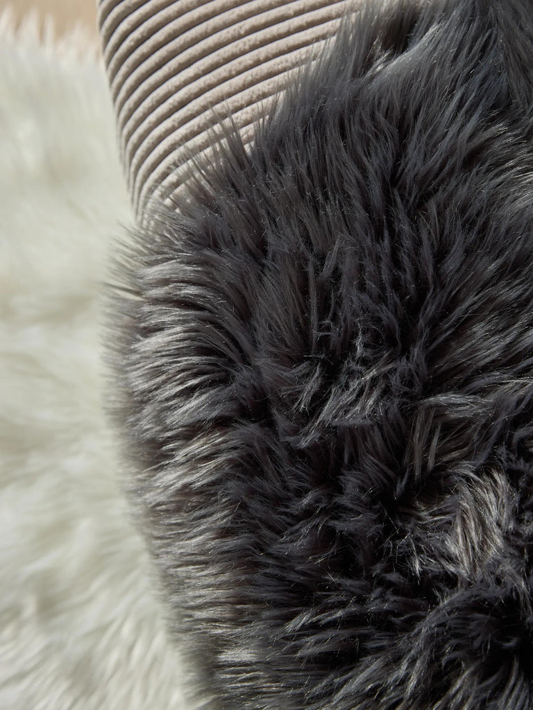 Tapis shaggy forme fausse fourrure noir charbon 60x90 cm