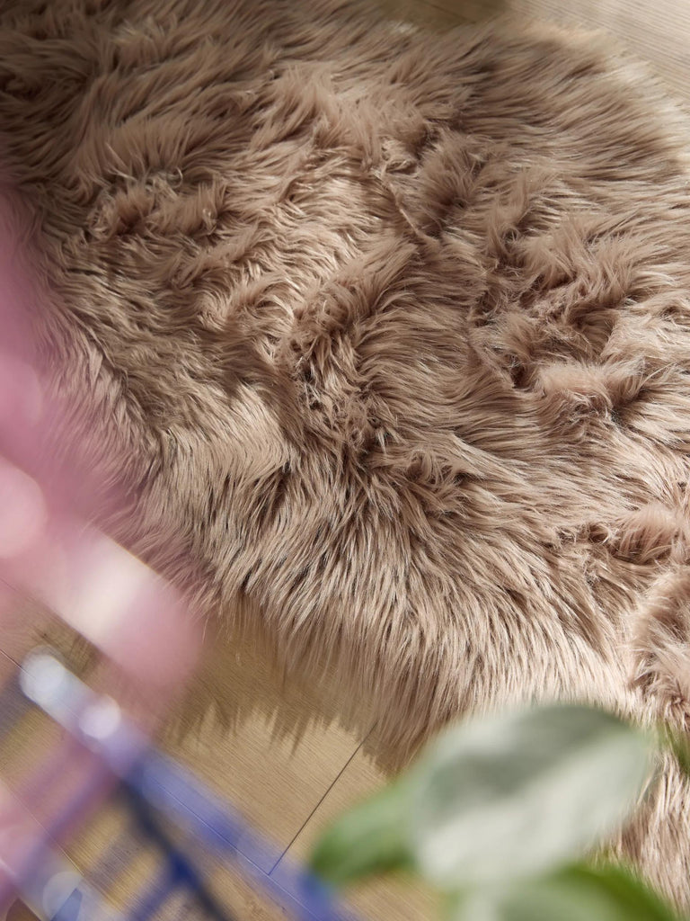 Tapis shaggy forme fausse fourrure descente de lit beige 60x180 cm