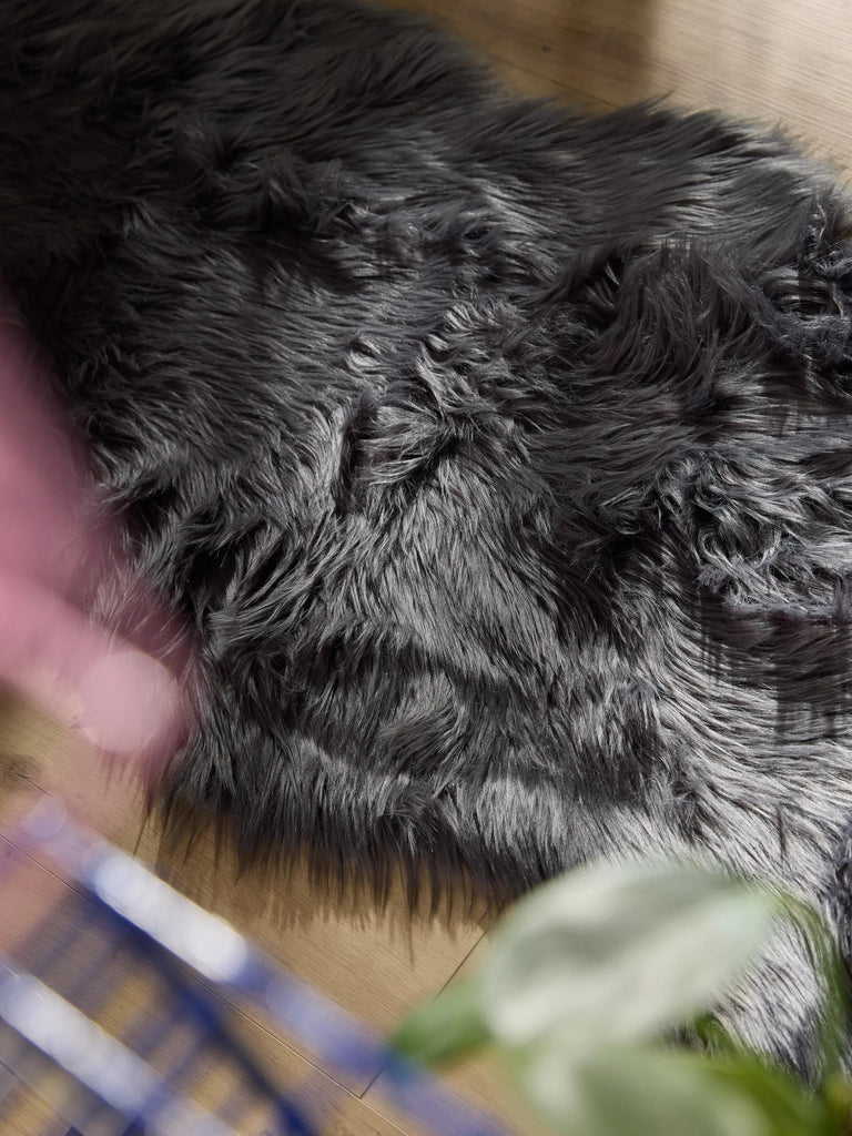 Tapis shaggy forme fausse fourrure descente de lit noir charbon 60x180 cm