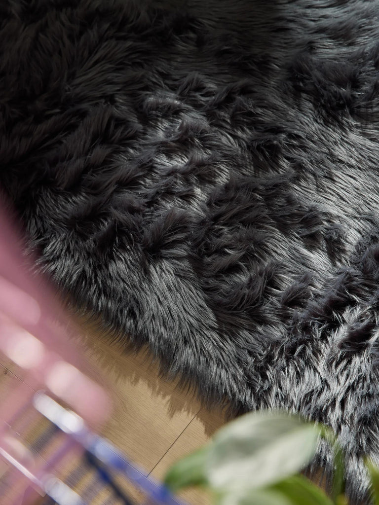 Tapis shaggy effet fourrure descente de lit noir charbon 80x240 cm