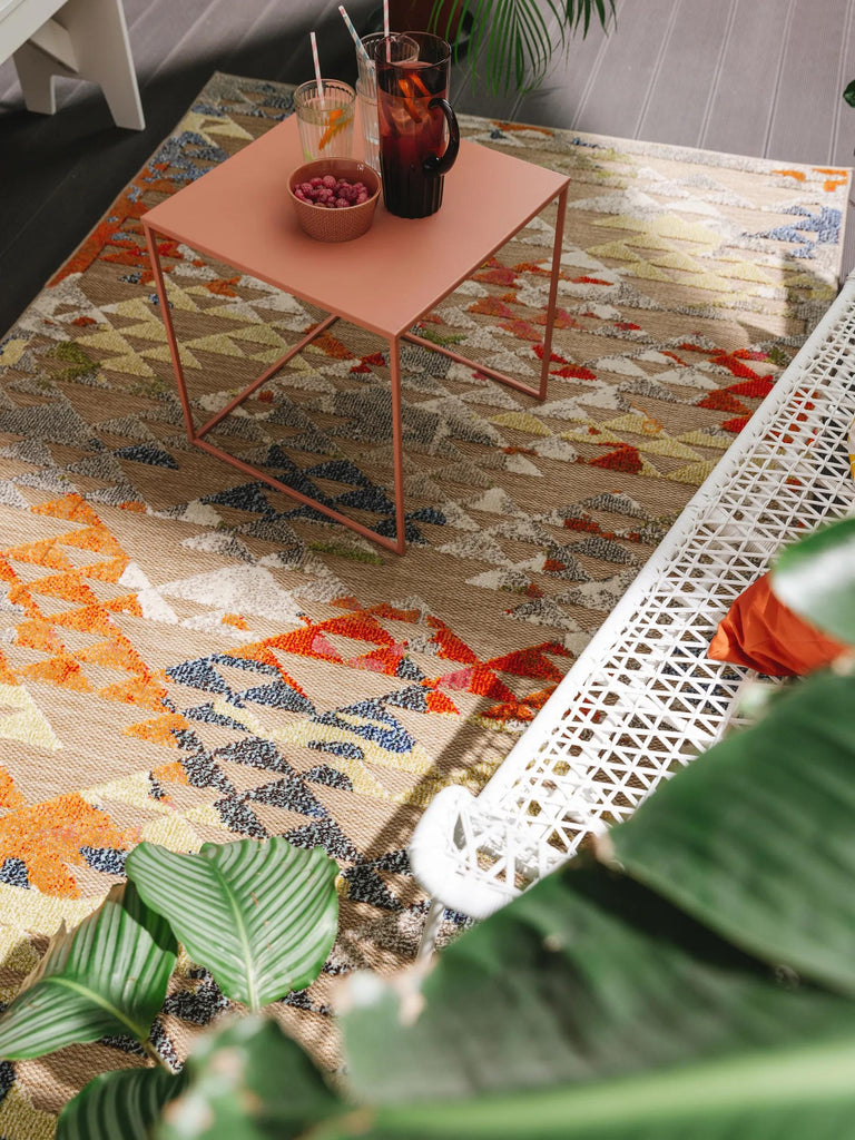 Tapis contemporain géométrique motif triangulaire  multicolore d'intérieur et d'extérieur 140x200 cm