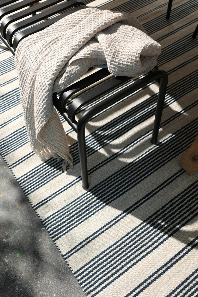 Tapis scandinave motif rayé beige et bleu d'intérieur et d'extérieur 160x230 cm