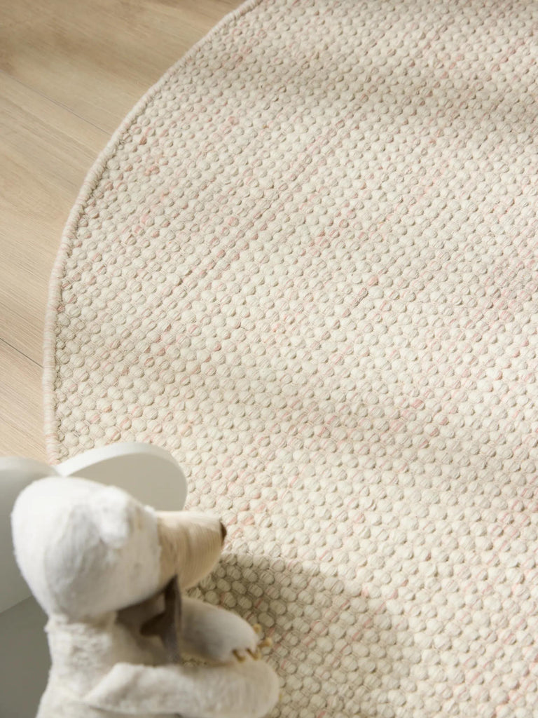 Tapis scandinave tressé rond enfant crème et corail en laine 100 cm de diamètre