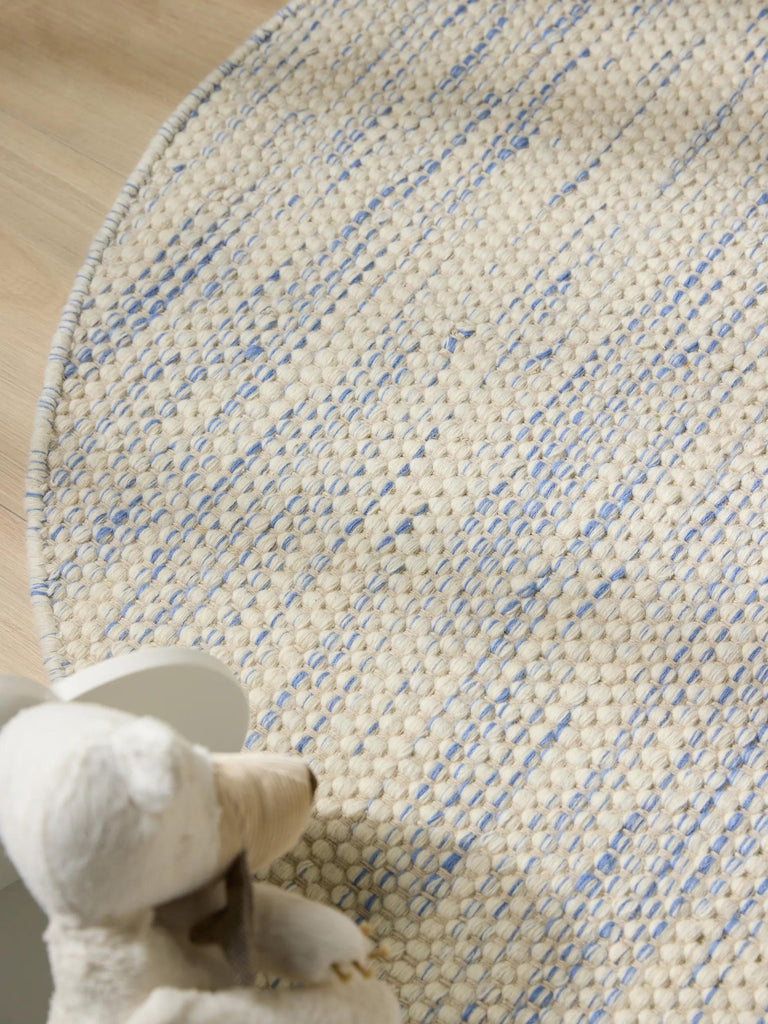 Tapis scandinave tressé rond enfant blanc et bleu en laine 100 cm de diamètre