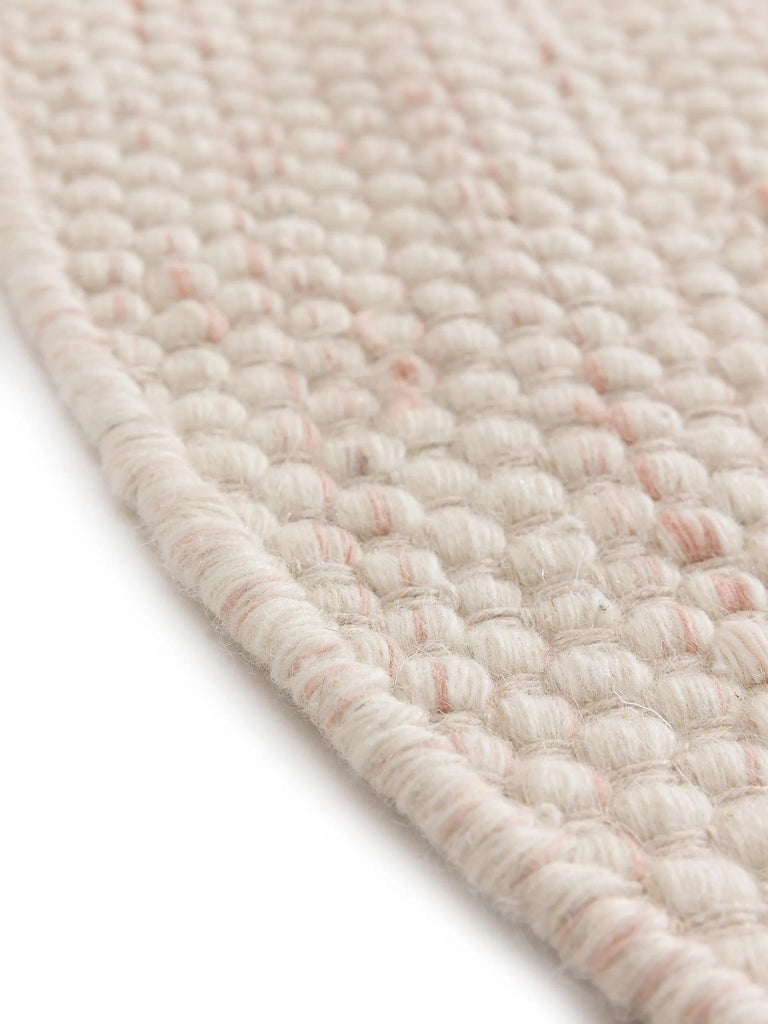 Tapis scandinave tressé rond enfant crème et corail en laine 100 cm de diamètre