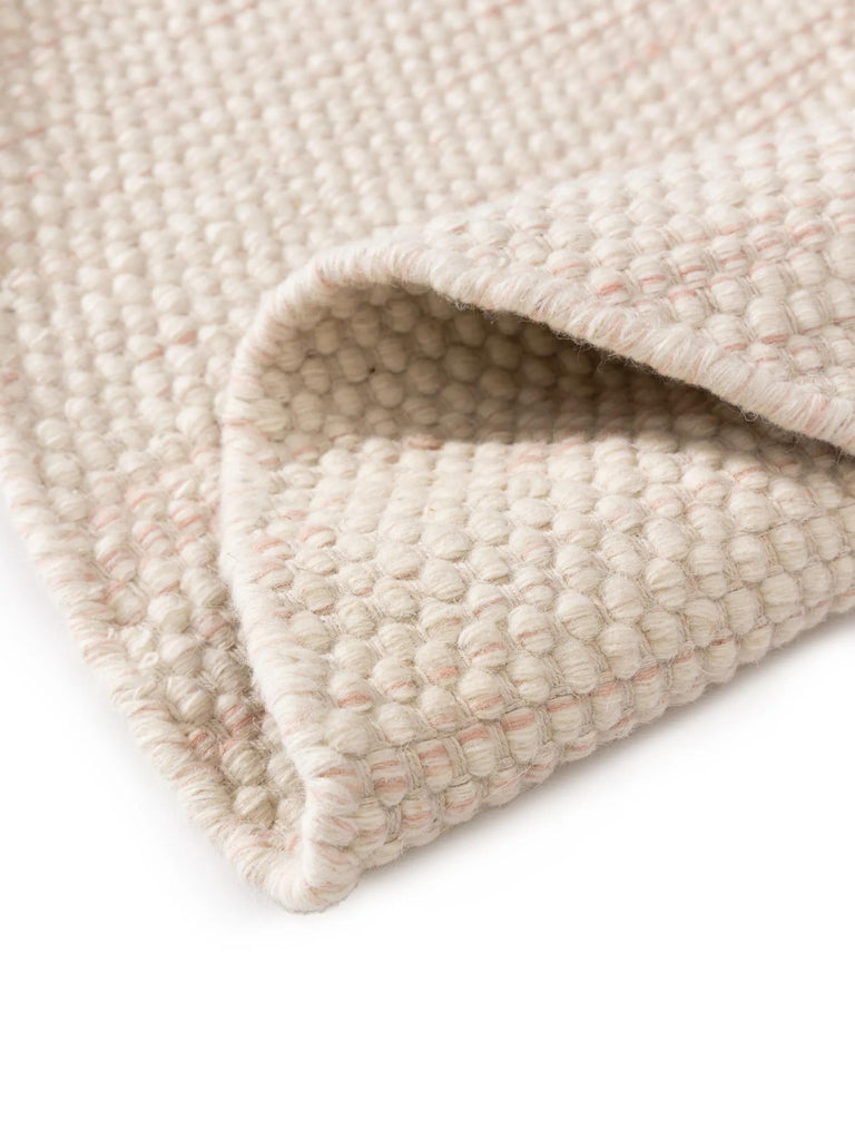 Tapis scandinave tressé rond enfant crème et corail en laine 100 cm de diamètre