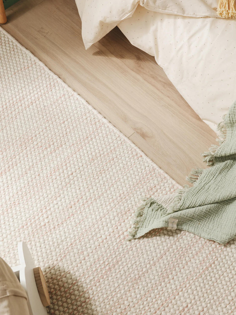 Tapis scandinave tressé descente de lit enfant crème et corail en laine 70x200 cm