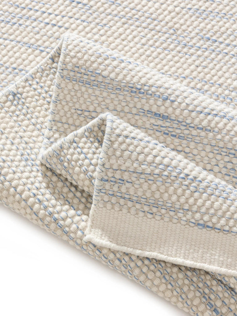 Tapis scandinave tressé enfant blanc et bleu en laine 90x130 cm