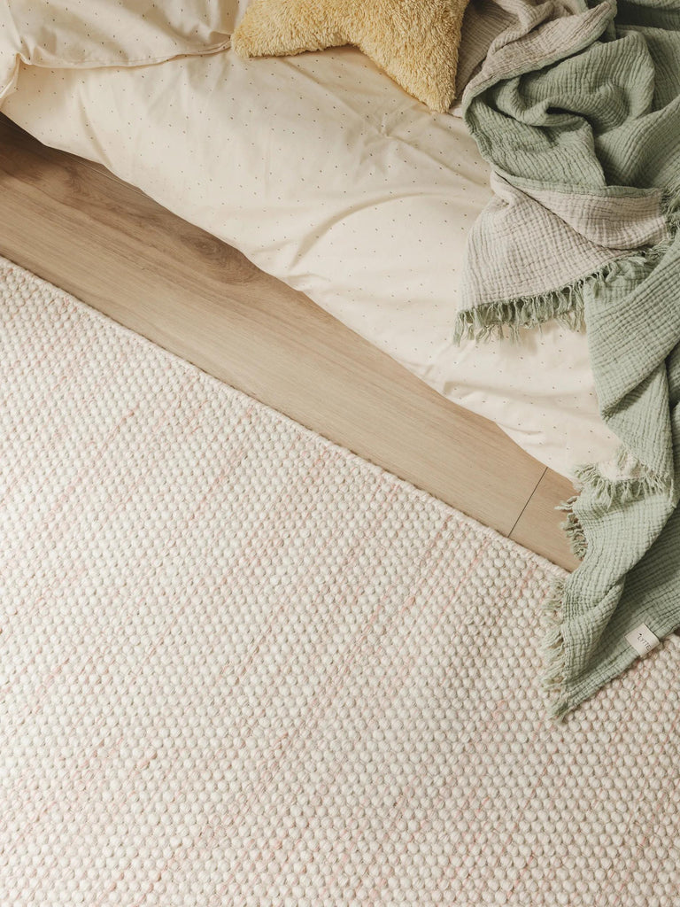Tapis scandinave tressé enfant crème et corail en laine 200x300 cm