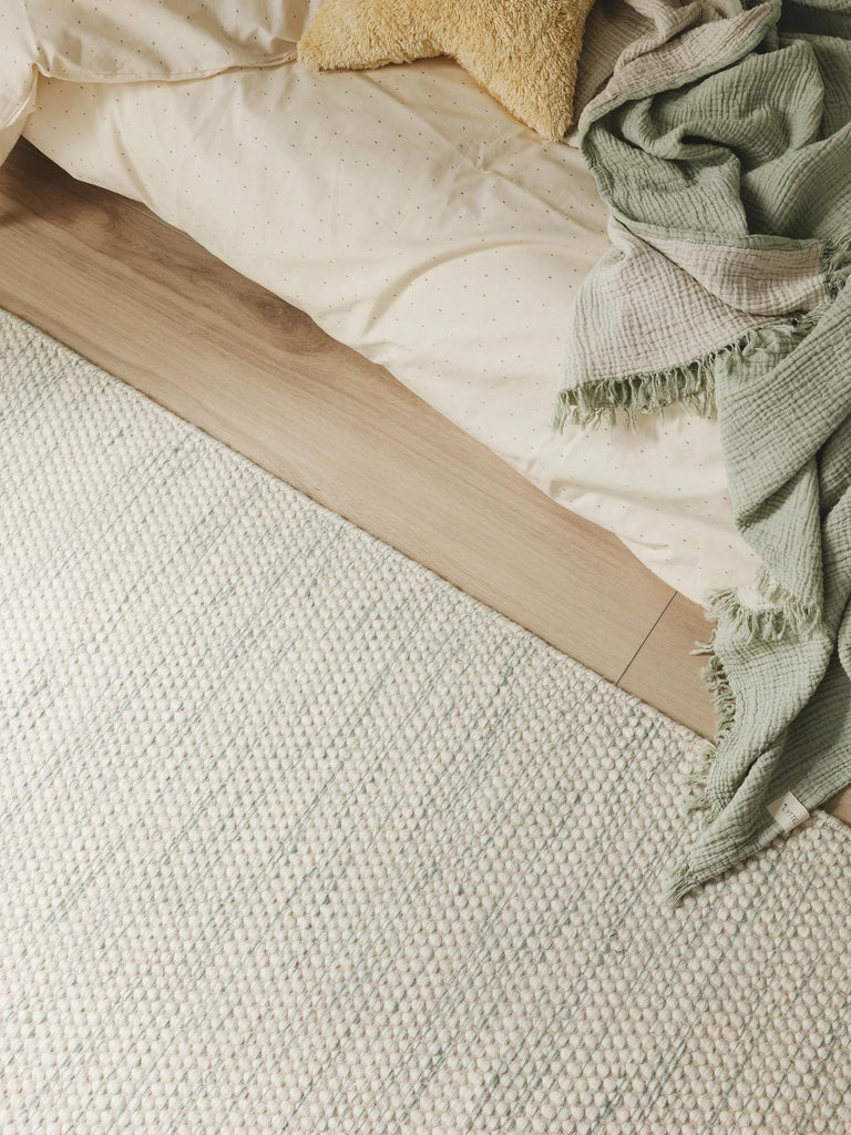 Tapis scandinave tressé enfant crème et gris en laine 90x130 cm