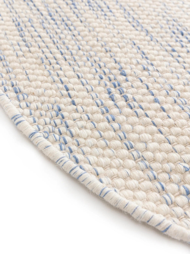Tapis scandinave tressé rond enfant blanc et bleu en laine 150 cm de diamètre