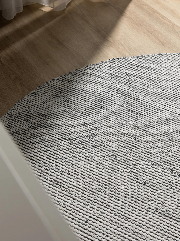 Tapis scandinave tressé en cercle rond noir et blanc en coton 120 cm de diamètre
