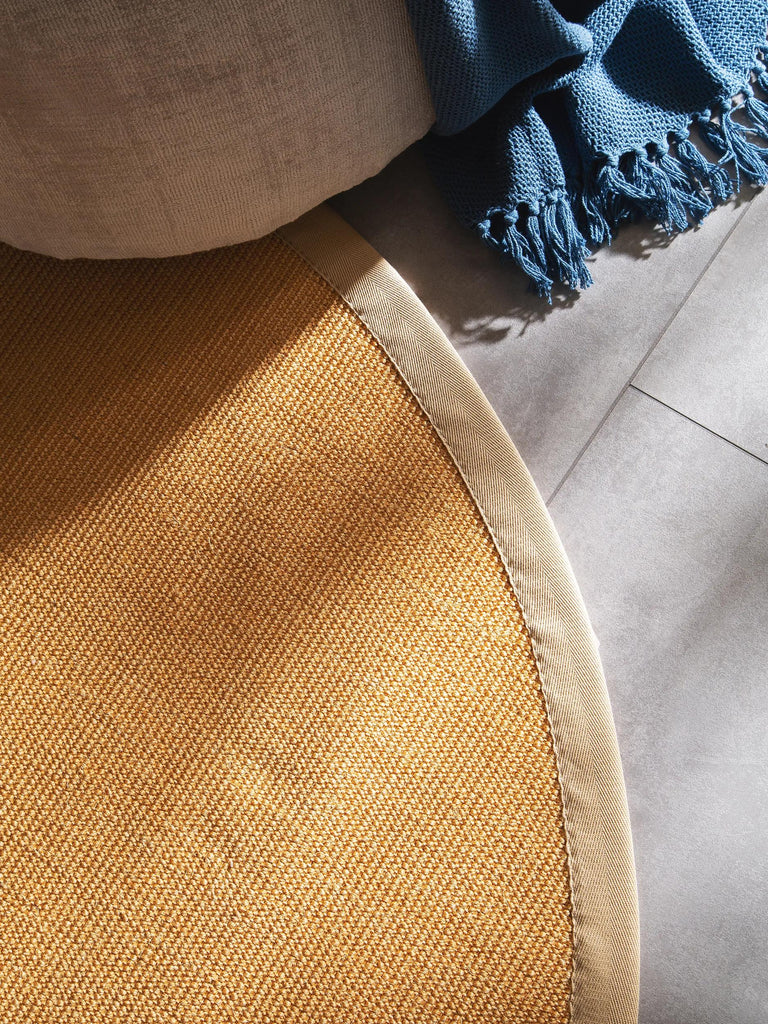 Tapis scandinave rond orange en sisal 150 cm de diamètre