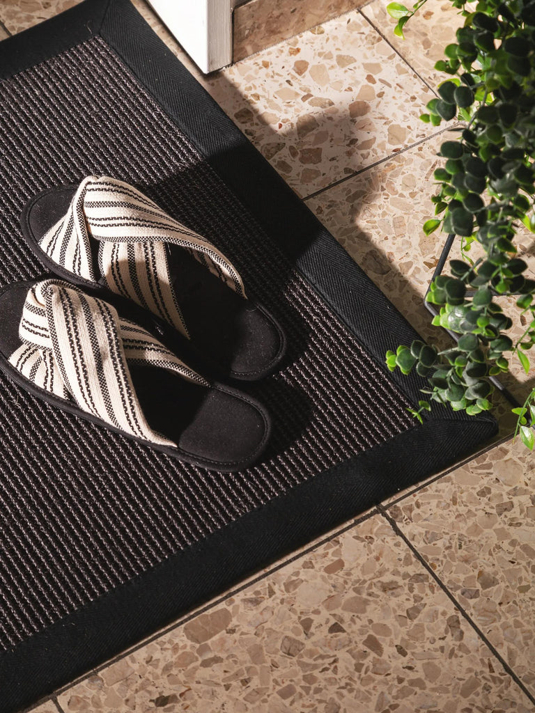 Paillasson scandinave noir en sisal 40x60 cm