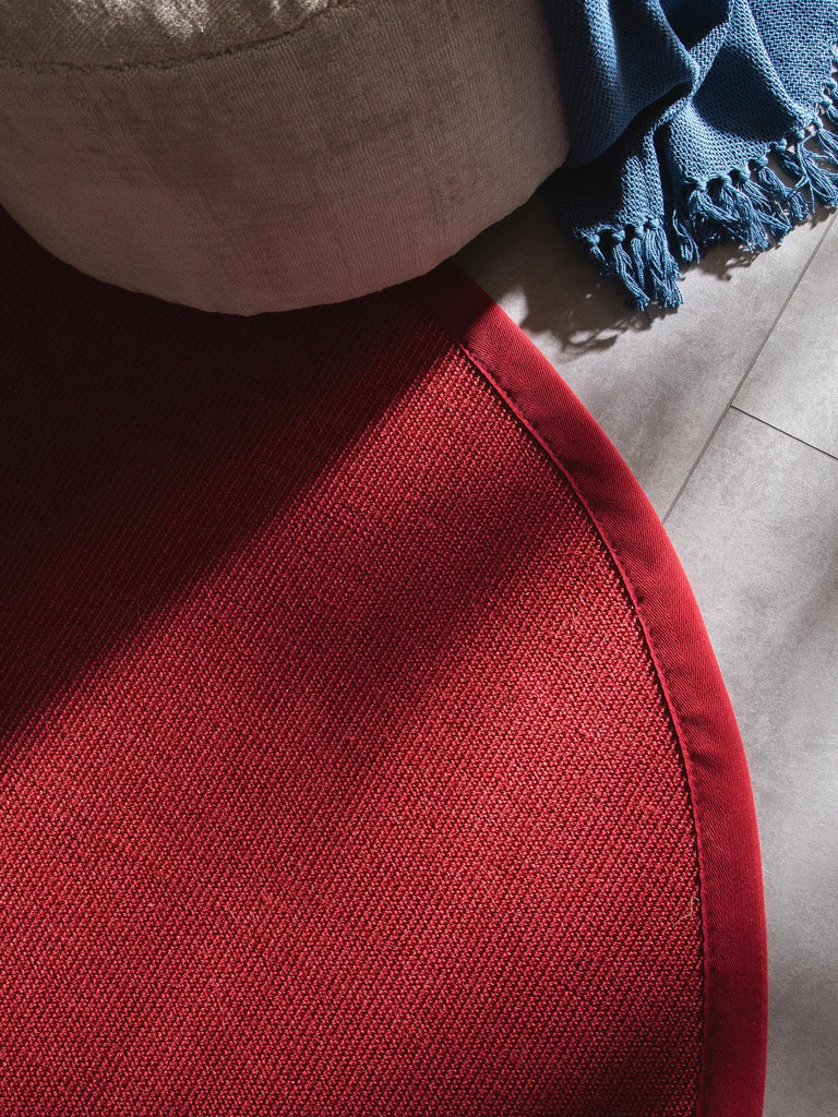 Tapis scandinave rond rouge en sisal 150 cm de diamètre