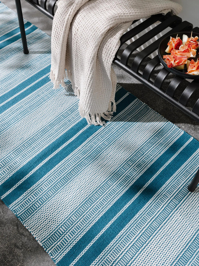 Tapis ethnique rayé à franges de couloir bleu et blanc d'intérieur et d'extérieur 80x250 cm