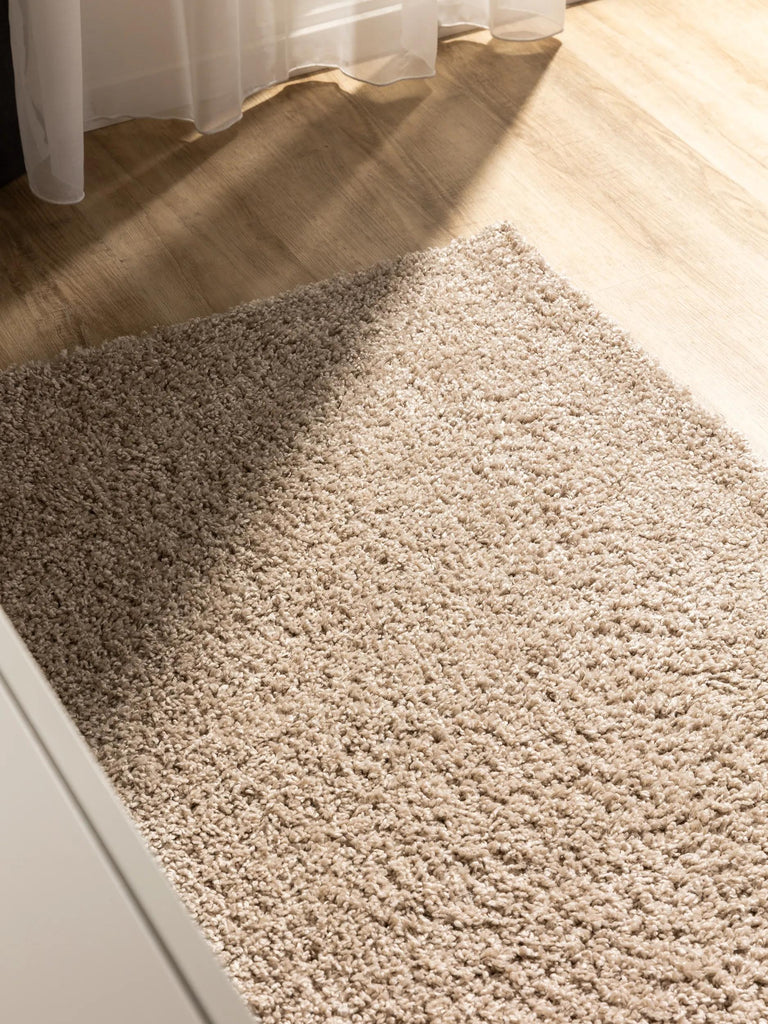 Tapis moderne uni poils longs frisés descente de lit beige lavable 80x250 cm