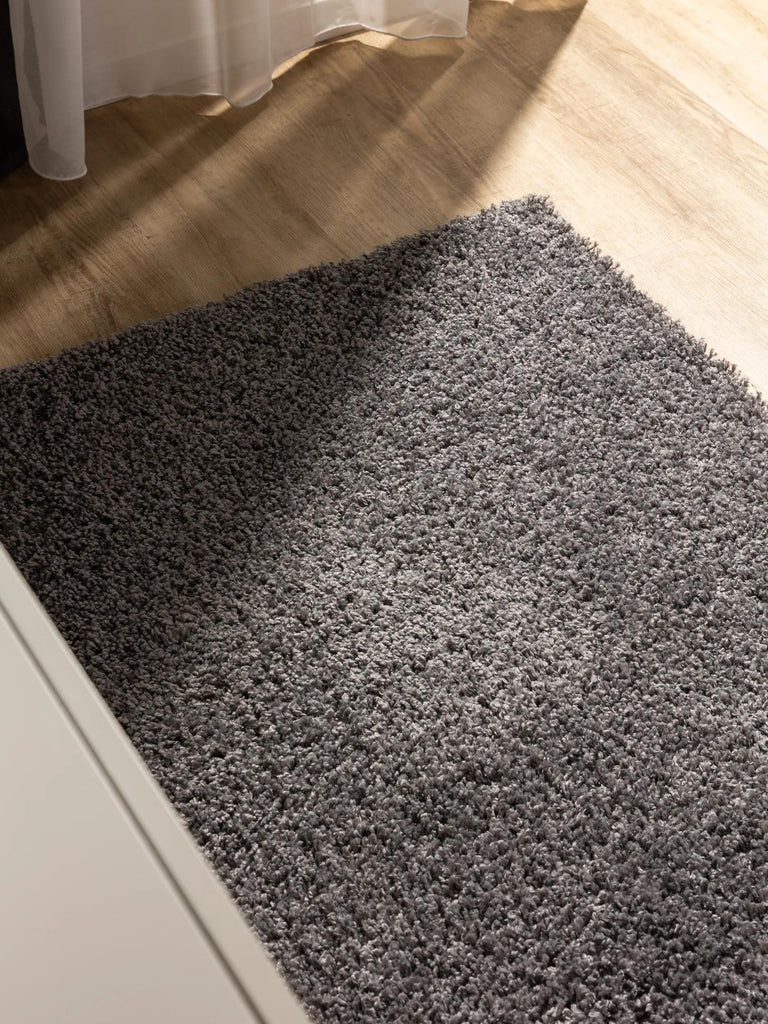 Tapis moderne uni poils longs frisés descente de lit gris foncé lavable 80x250 cm