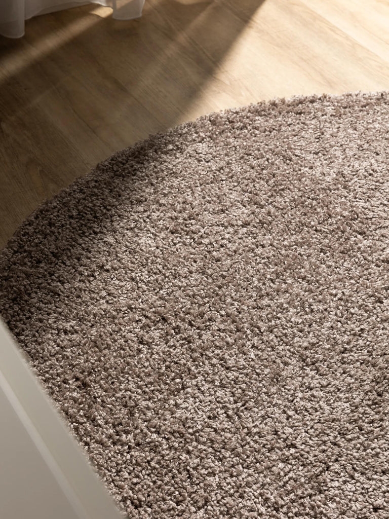 Tapis moderne uni poils longs frisés rond taupe lavable 80 cm de diamètre