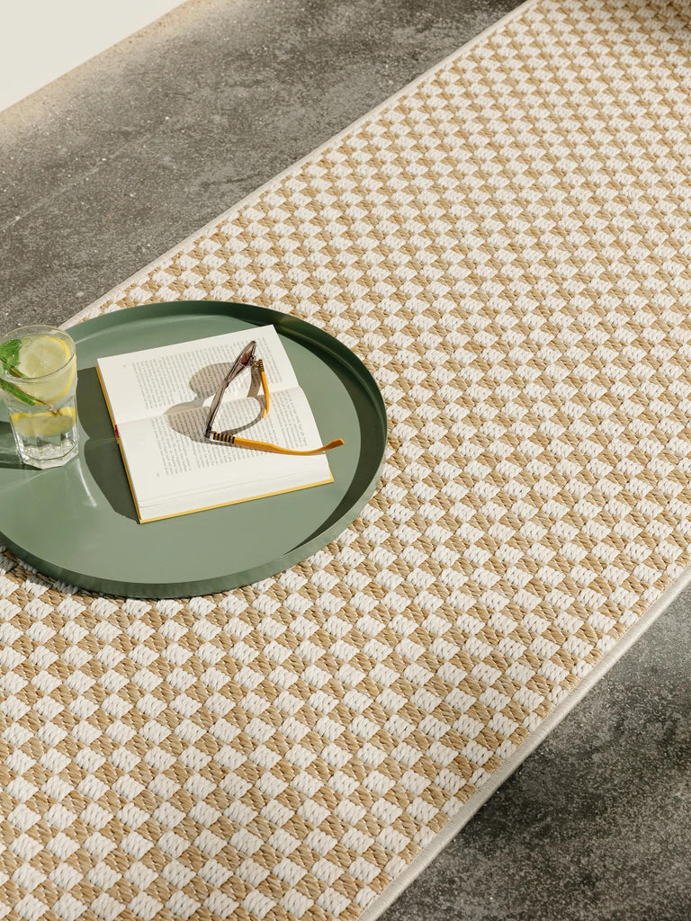 Tapis géométrique tressé à carreaux de couloir crème et beige d'intérieur et d'extérieur 77x240 cm
