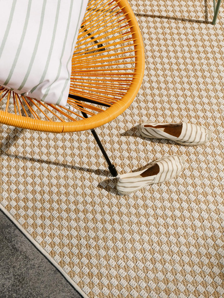 Tapis géométrique tressé à carreaux crème et beige d'intérieur et d'extérieur 154x230 cm