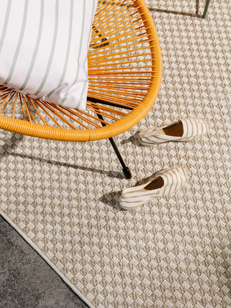 Tapis géométrique tressé à carreaux crème et gris d'intérieur et d'extérieur 192x290 cm