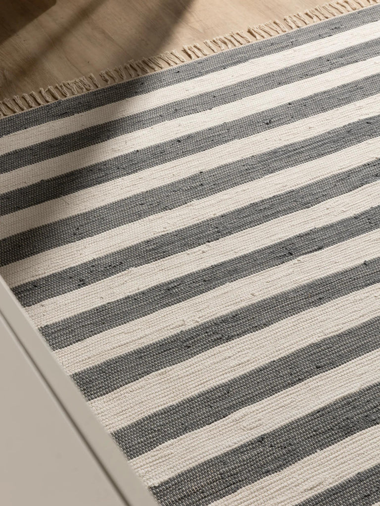 Tapis géométrique rayé à franges gris et blanc en coton 70x120 cm