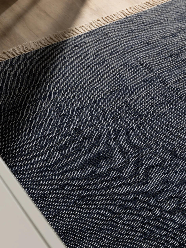 Tapis scandinave à franges bleu foncé en coton 120x170 cm
