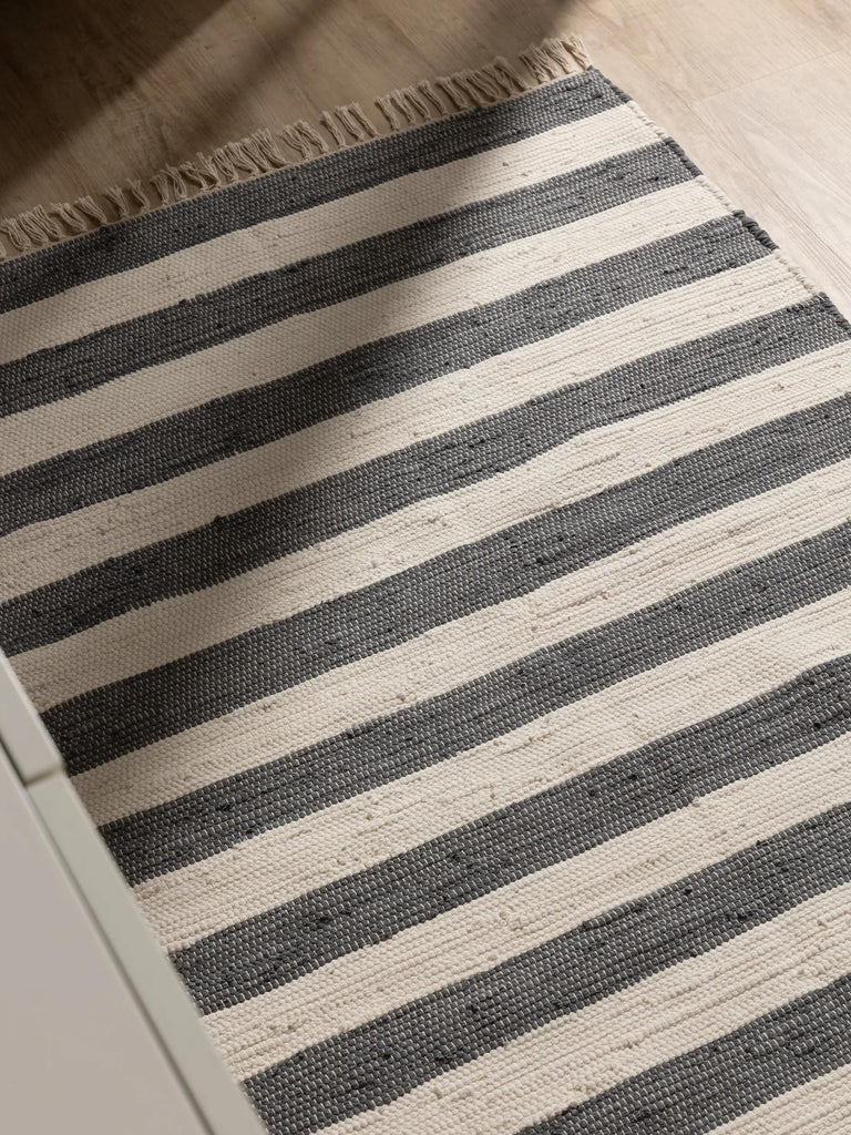Tapis géométrique rayé à franges de couloir gris et blanc en coton 80x250 cm